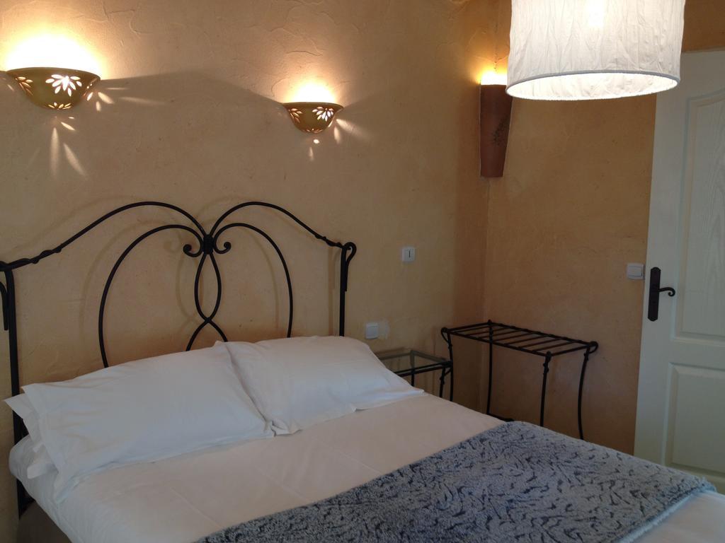 Saint-Martin-de-Castillon Hotel Lou Caleu Restaurant Le Rocher Des Abeilles מראה חיצוני תמונה